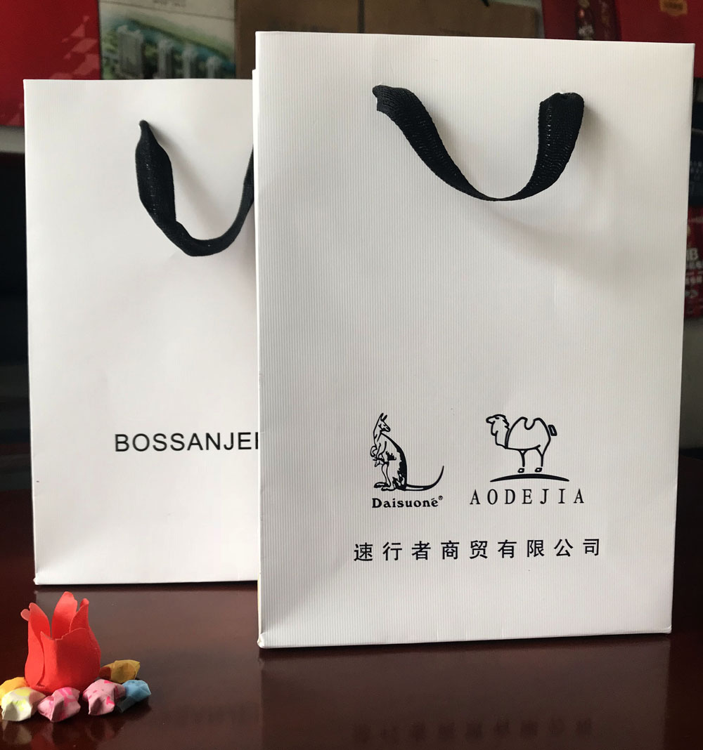 񄼈